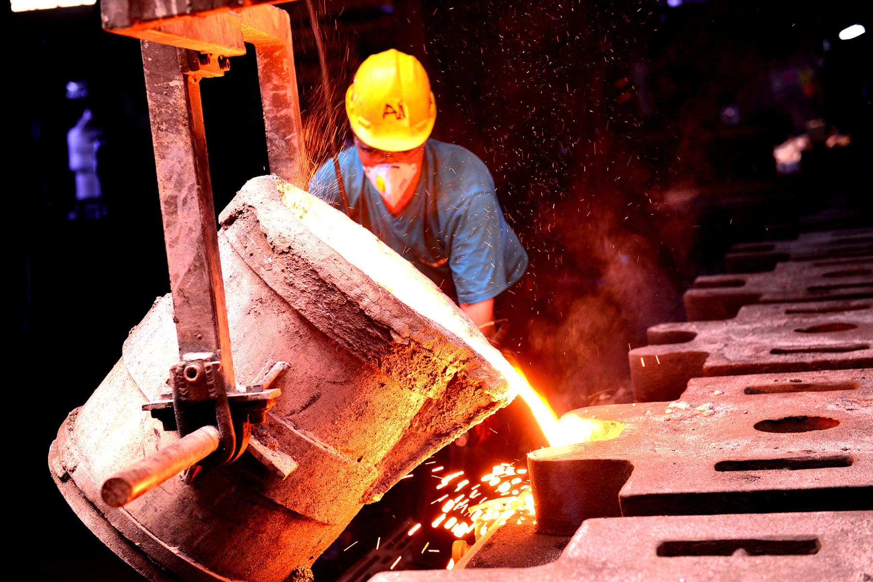 Литейщик. Кек в металлургии это. Металлошихта фото. Electric Metal Melter in Metallurgy. Взрослые и раскаленное масло.